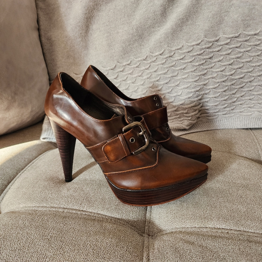Stuart Weitzman Leather Buckle Brown POINTY TOE Pump Heels 5.5 M